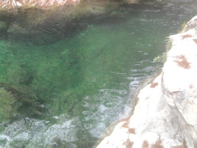 穿过洞穴的河流